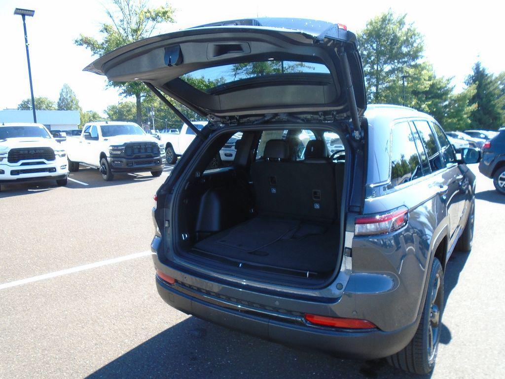 new 2025 Jeep Grand Cherokee car, priced at $48,811