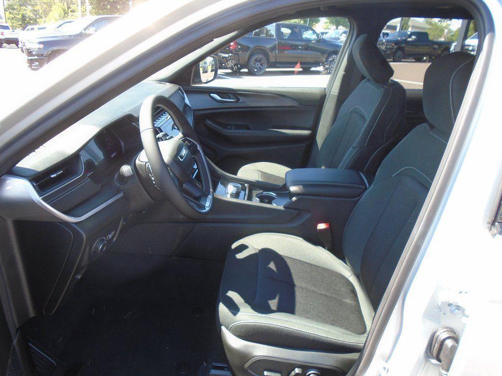 new 2025 Jeep Grand Cherokee L car, priced at $40,438