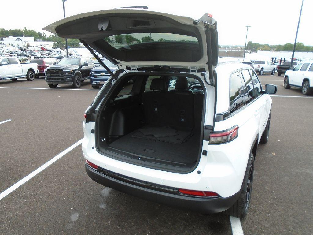 new 2025 Jeep Grand Cherokee car, priced at $48,211