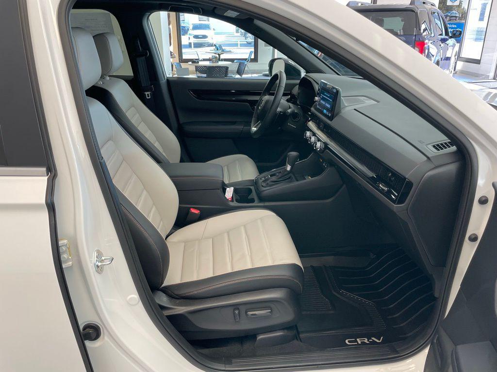 used 2025 Honda CR-V Hybrid car, priced at $39,997