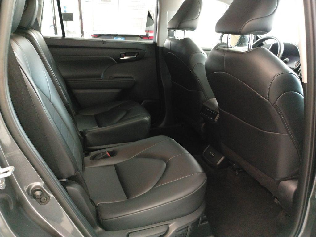 used 2024 Toyota Highlander car, priced at $39,997