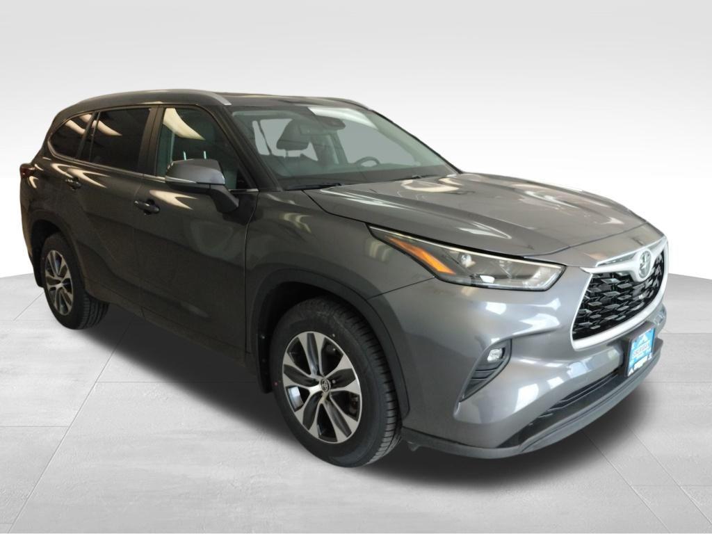 used 2024 Toyota Highlander car, priced at $39,997