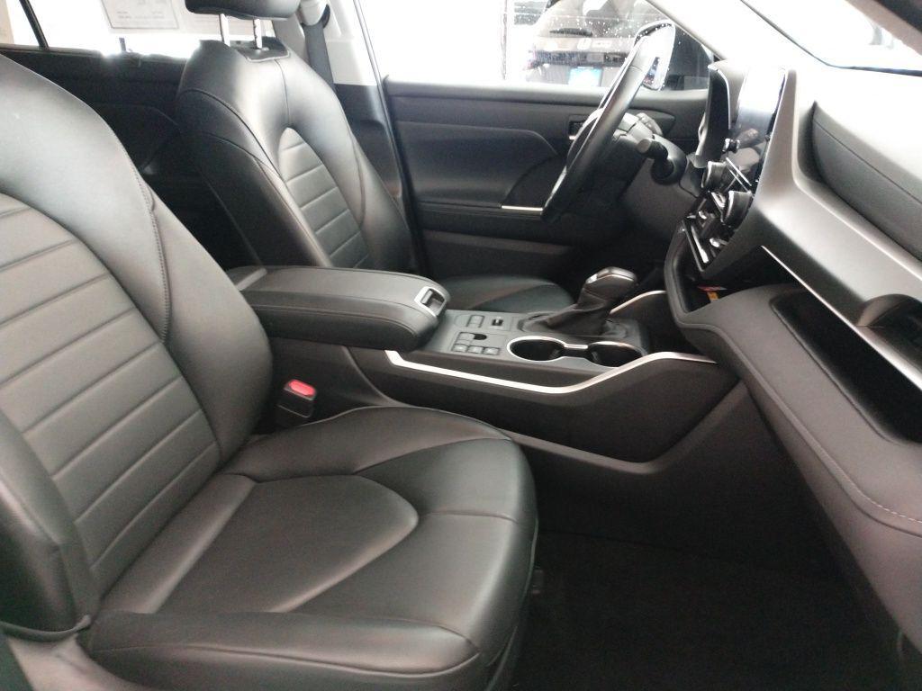 used 2024 Toyota Highlander car, priced at $39,997