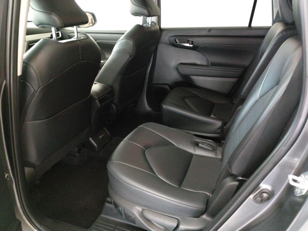 used 2024 Toyota Highlander car, priced at $39,997