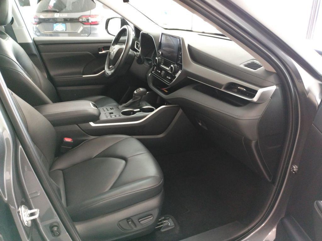 used 2024 Toyota Highlander car, priced at $39,997