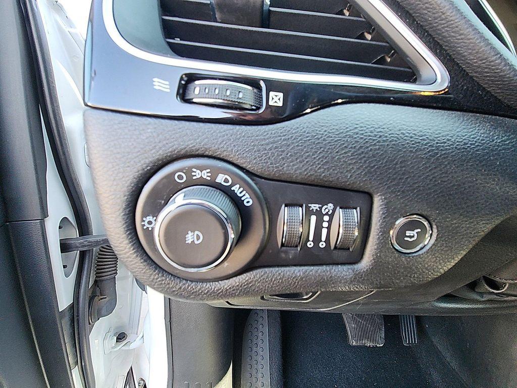 used 2023 Jeep Cherokee car, priced at $20,633