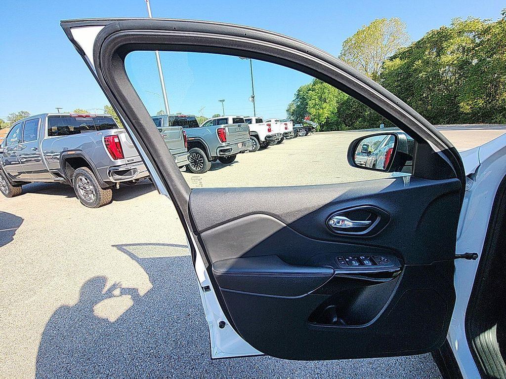 used 2023 Jeep Cherokee car, priced at $20,633