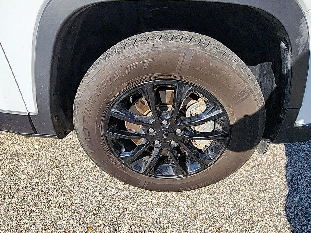 used 2023 Jeep Cherokee car, priced at $19,881