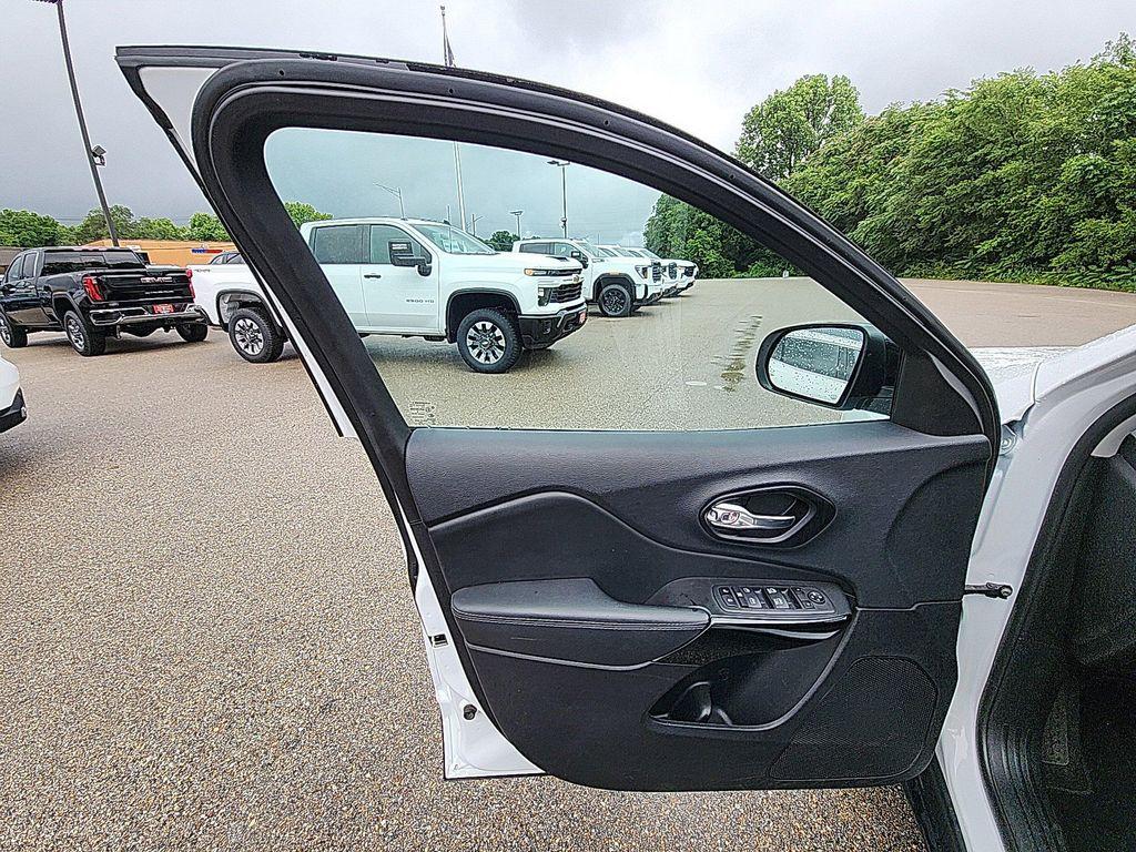 used 2023 Jeep Cherokee car, priced at $20,752