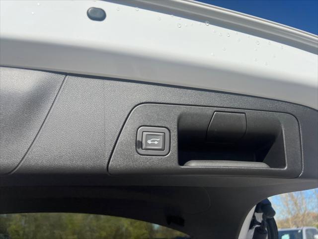 new 2025 Buick Envision car, priced at $38,752