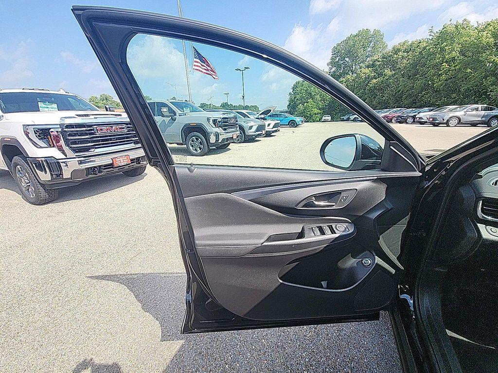 new 2025 Buick Envista car, priced at $23,775