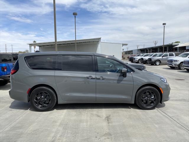 new 2023 Chrysler Pacifica Hybrid car, priced at $34,958