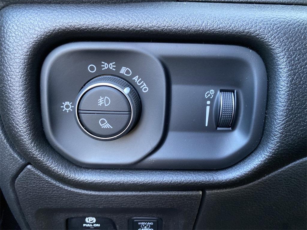 new 2025 Ram 1500 car, priced at $43,578