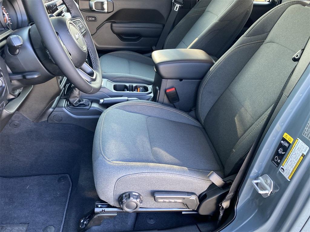 new 2025 Jeep Wrangler car, priced at $46,306