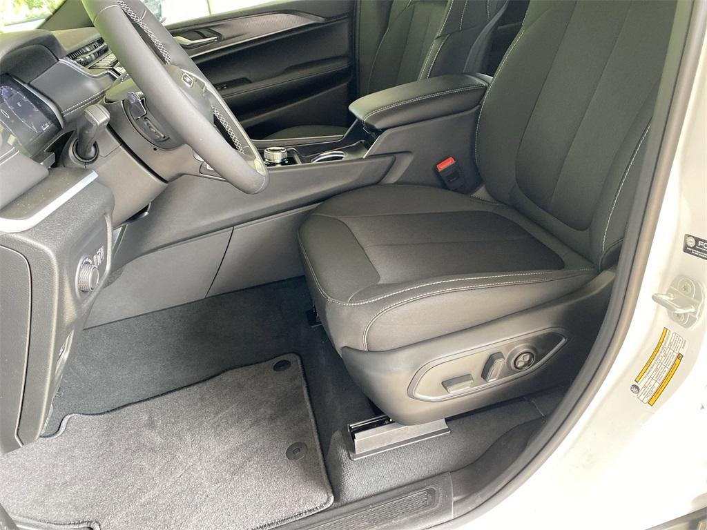 new 2025 Jeep Grand Cherokee car, priced at $36,958