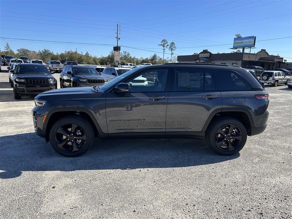 new 2025 Jeep Grand Cherokee car, priced at $45,670