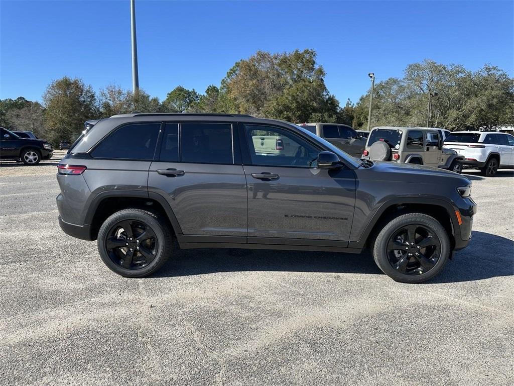 new 2025 Jeep Grand Cherokee car, priced at $45,670