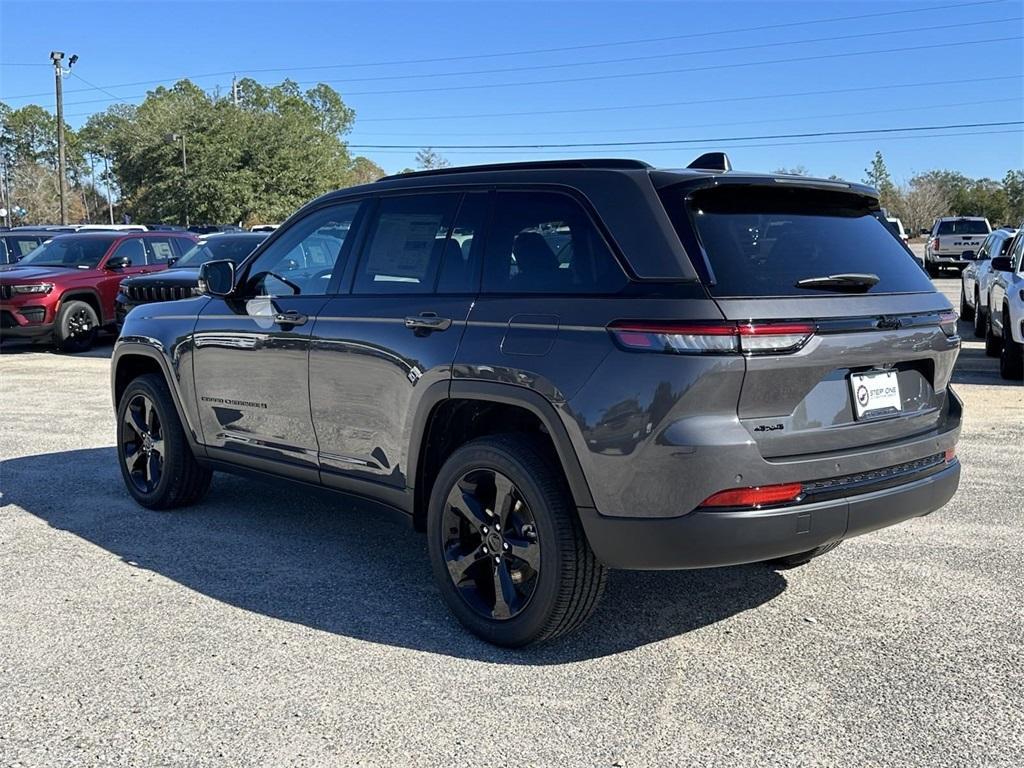 new 2025 Jeep Grand Cherokee car, priced at $45,670