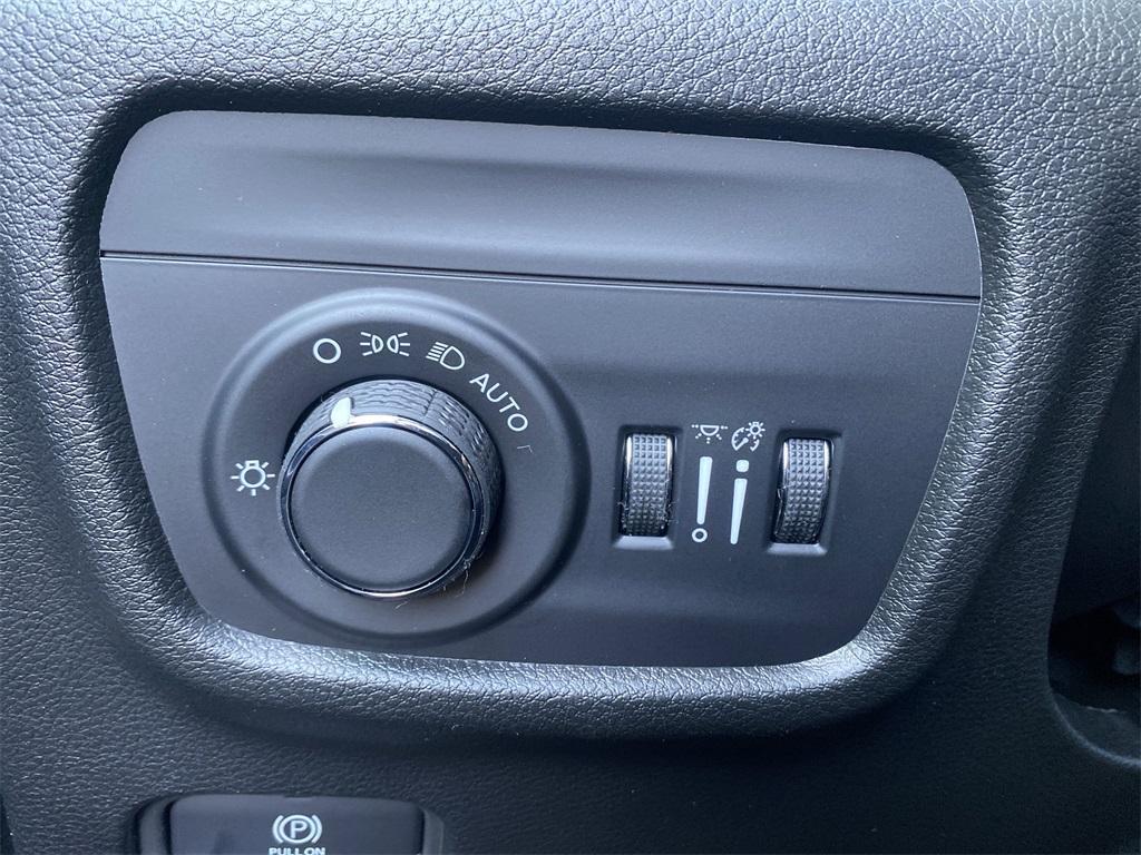 new 2025 Jeep Grand Cherokee car, priced at $38,383