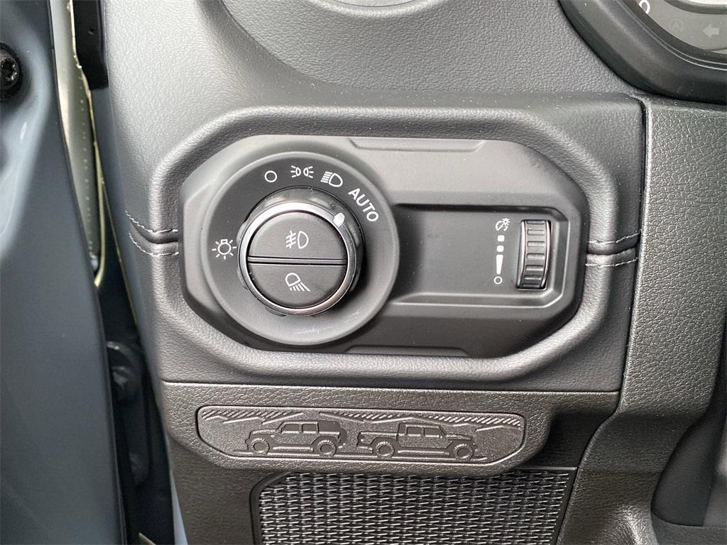 new 2025 Jeep Gladiator car, priced at $43,789