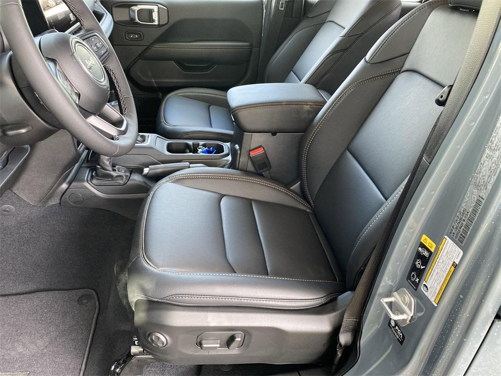 new 2025 Jeep Gladiator car, priced at $43,789