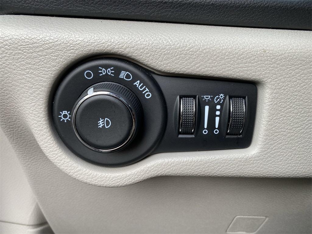 used 2024 Chrysler Pacifica car, priced at $30,951
