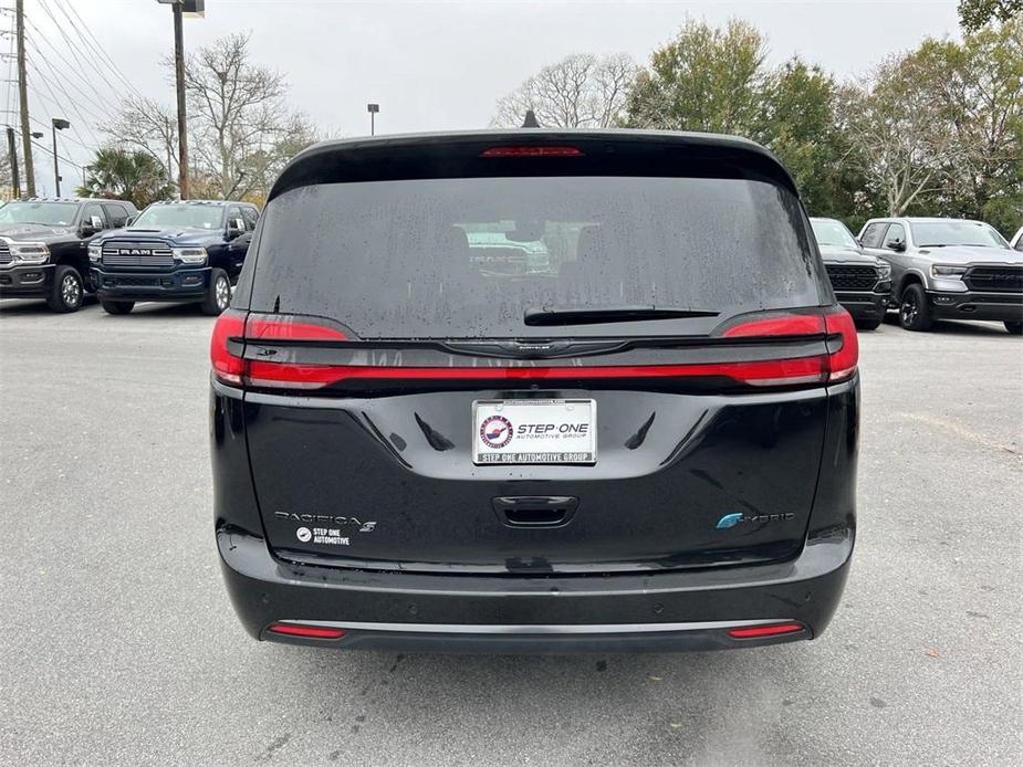 new 2024 Chrysler Pacifica Hybrid car, priced at $42,589