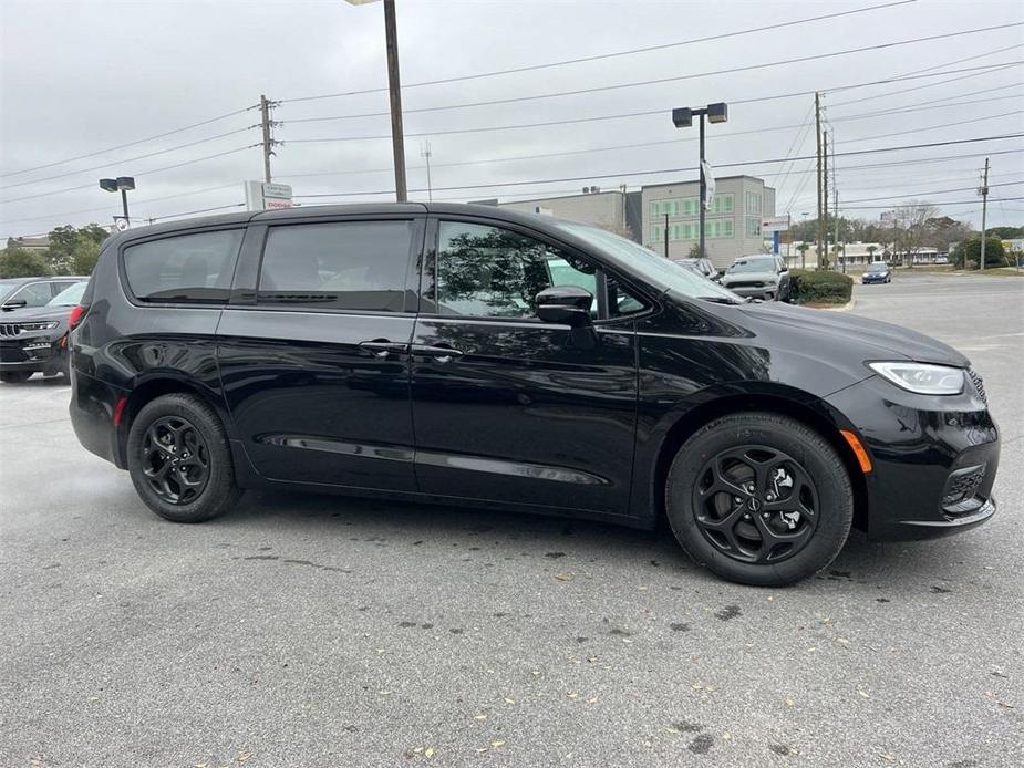 new 2024 Chrysler Pacifica Hybrid car, priced at $42,589