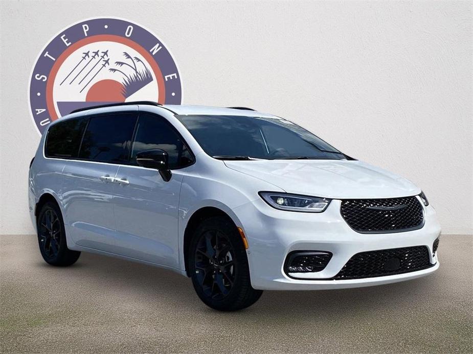 new 2024 Chrysler Pacifica car, priced at $39,985