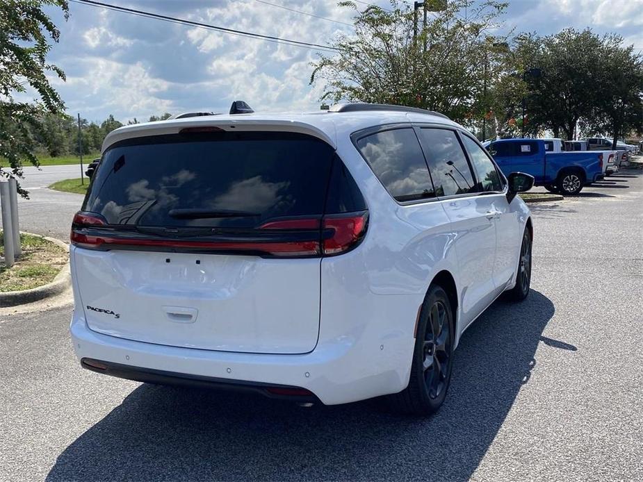 new 2024 Chrysler Pacifica car, priced at $39,985