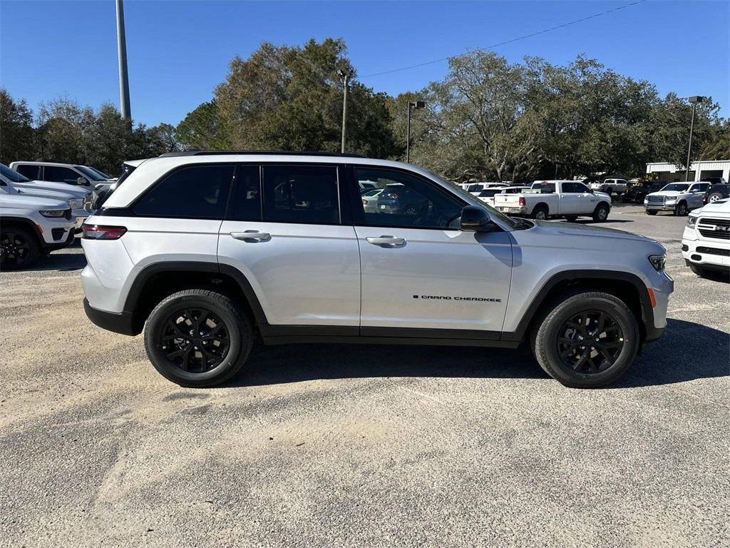 new 2025 Jeep Grand Cherokee car, priced at $40,030