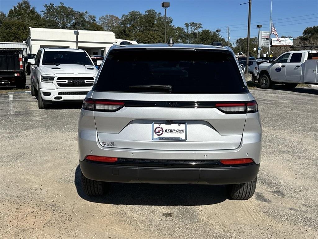 new 2025 Jeep Grand Cherokee car, priced at $40,030