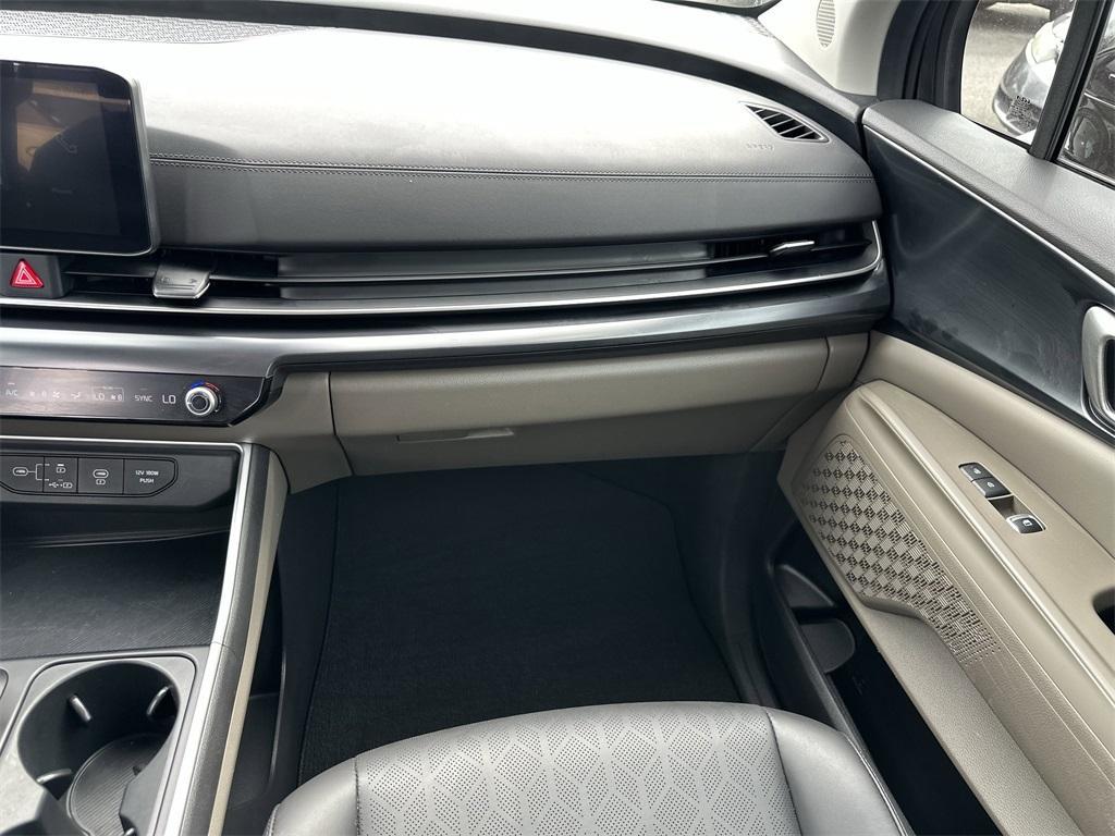 used 2025 Kia Carnival car, priced at $37,552