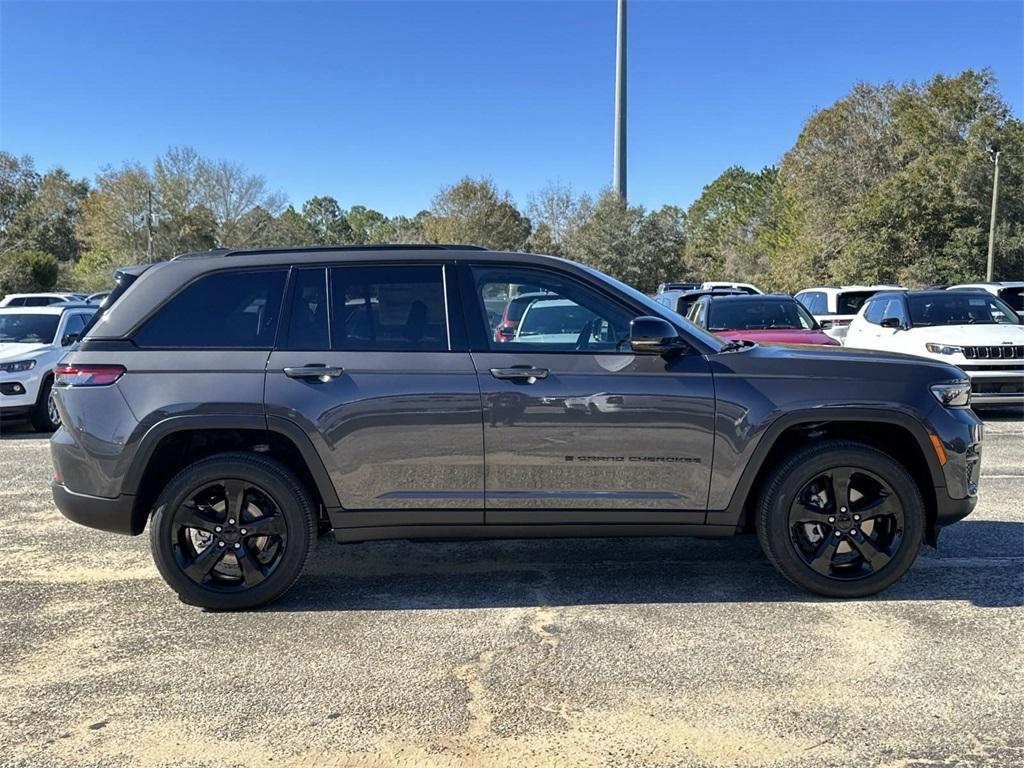 new 2025 Jeep Grand Cherokee car, priced at $43,340