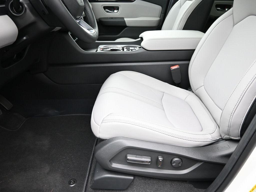 used 2025 Honda Pilot car, priced at $41,700