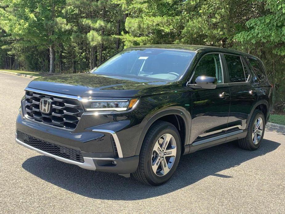 new 2025 Honda Pilot car, priced at $45,695