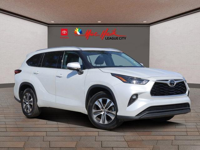 used 2022 Toyota Highlander car, priced at $28,739