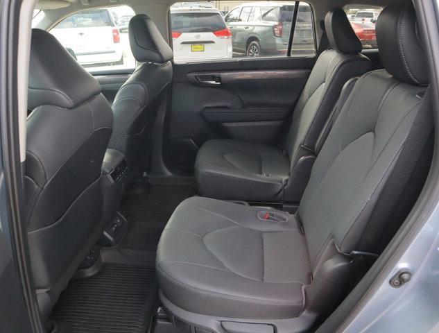 used 2021 Toyota Highlander car, priced at $41,098