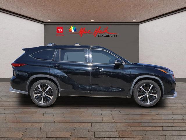 used 2021 Toyota Highlander car, priced at $29,899