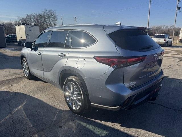 used 2021 Toyota Highlander car, priced at $33,988