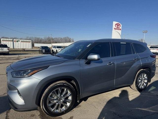 used 2021 Toyota Highlander car, priced at $33,988