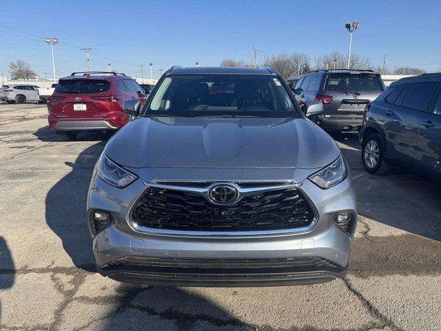 used 2021 Toyota Highlander car, priced at $33,988