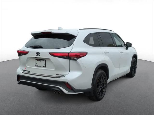 used 2022 Toyota Highlander car, priced at $38,900
