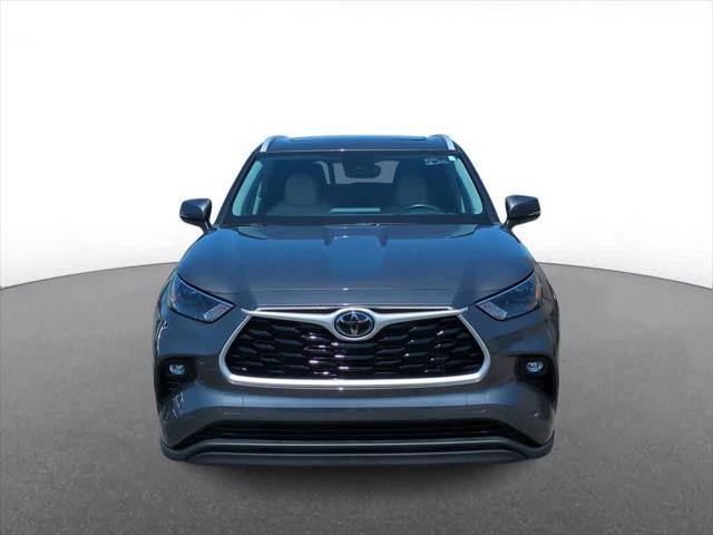 used 2022 Toyota Highlander car, priced at $36,491