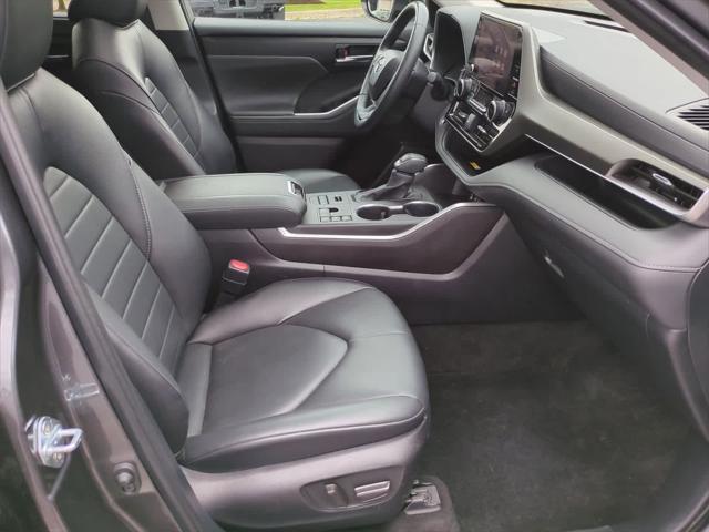 used 2024 Toyota Highlander car, priced at $40,900