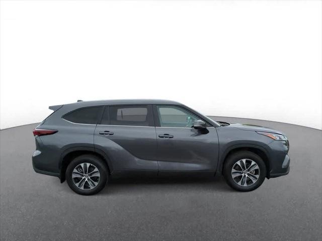 used 2024 Toyota Highlander car, priced at $40,900