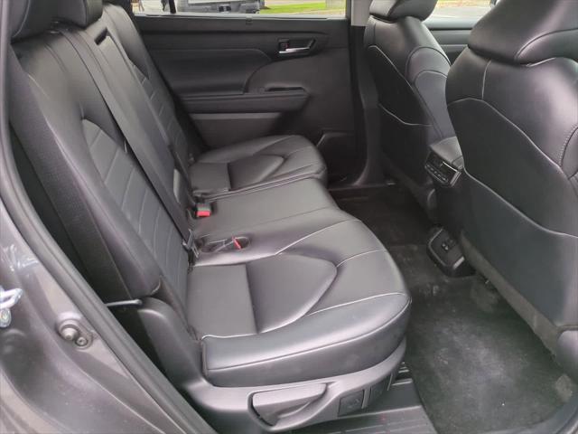 used 2024 Toyota Highlander car, priced at $40,900
