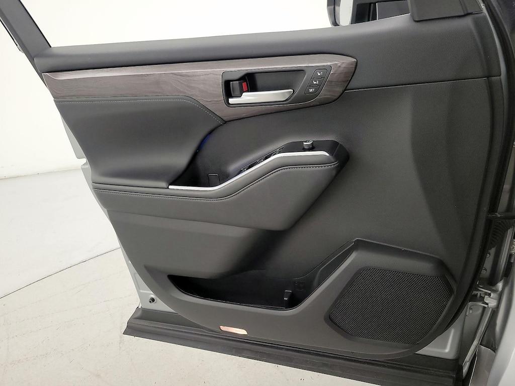 used 2022 Toyota Highlander Hybrid car, priced at $43,998
