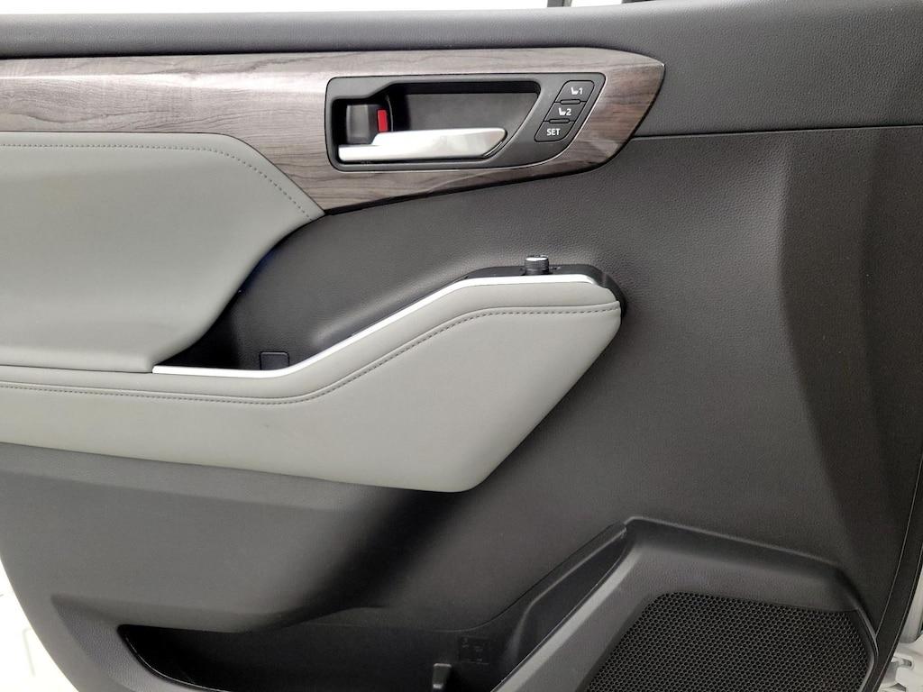 used 2023 Toyota Highlander car, priced at $40,998