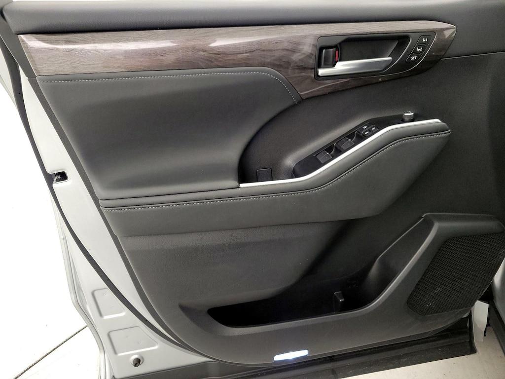used 2021 Toyota Highlander car, priced at $36,998